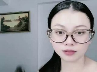 Wanita Cantik Berkacamata Mencari Kenikmatan