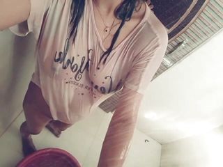 Desi College girl is bathing in bathroom (Hot 19y old girl scandel)