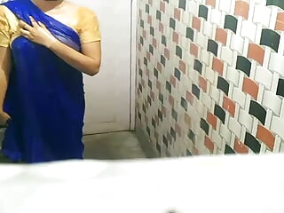 Desi bhabhi in bathroom ko pela devar ne