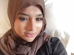 Hijab wearing girl breaks her fast with dick
