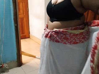 Indian Desi maa sari pahane hue Beta ko jabaradastee chodatee hai - Tamil XXX Video