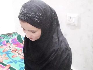 Burkha utaar kar muslim girl bathroom me pel diya